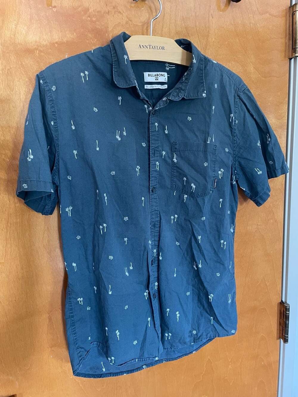 Billabong Men's Size M Tailored Fit Stretch Palm Tree Print Short Sleeve Shirt